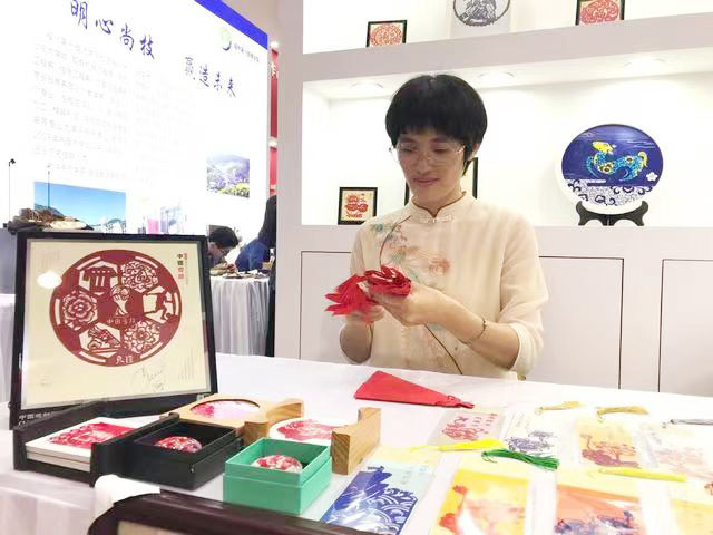 中华人民共和国第一届全国职业技能大赛展示交流活动，现场剪纸展示交流.jpg