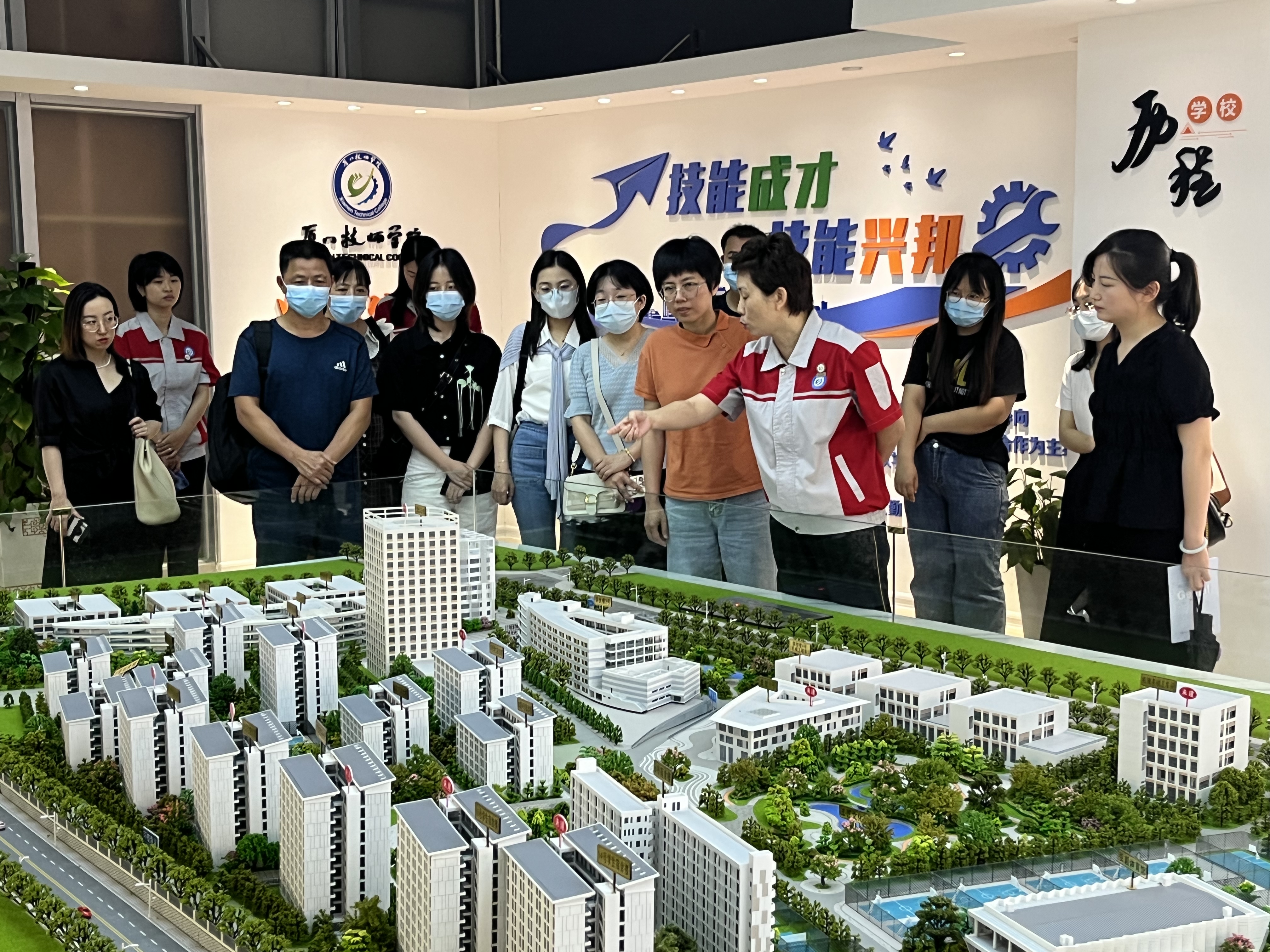 参观校史馆.jpg