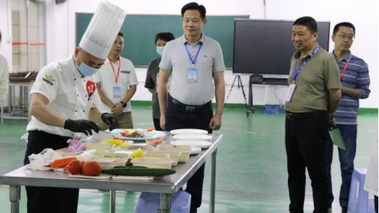 漳州技师学院院长詹百灵到现场指导等级认定工作.jpg