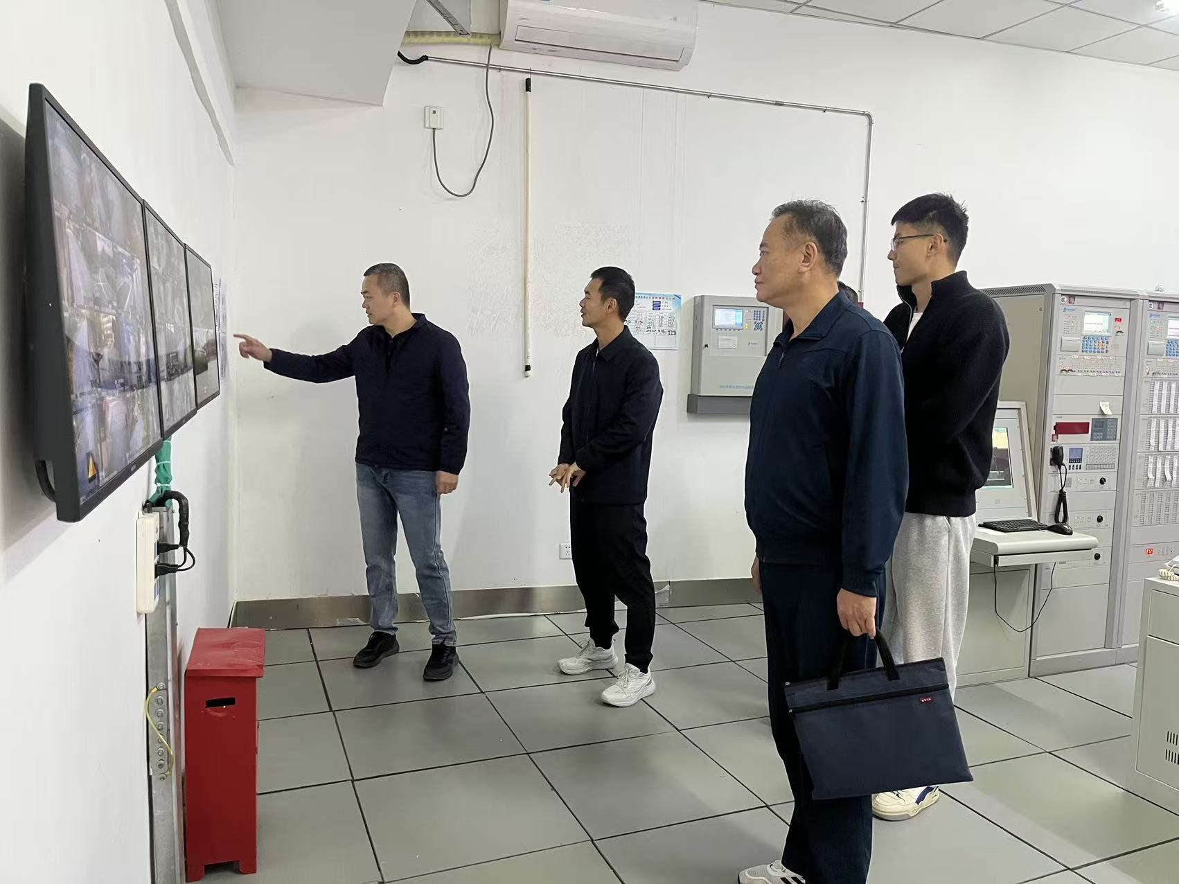 1767502490159381846.jpg 市人社局莅临我院安全检查 (2).jpg