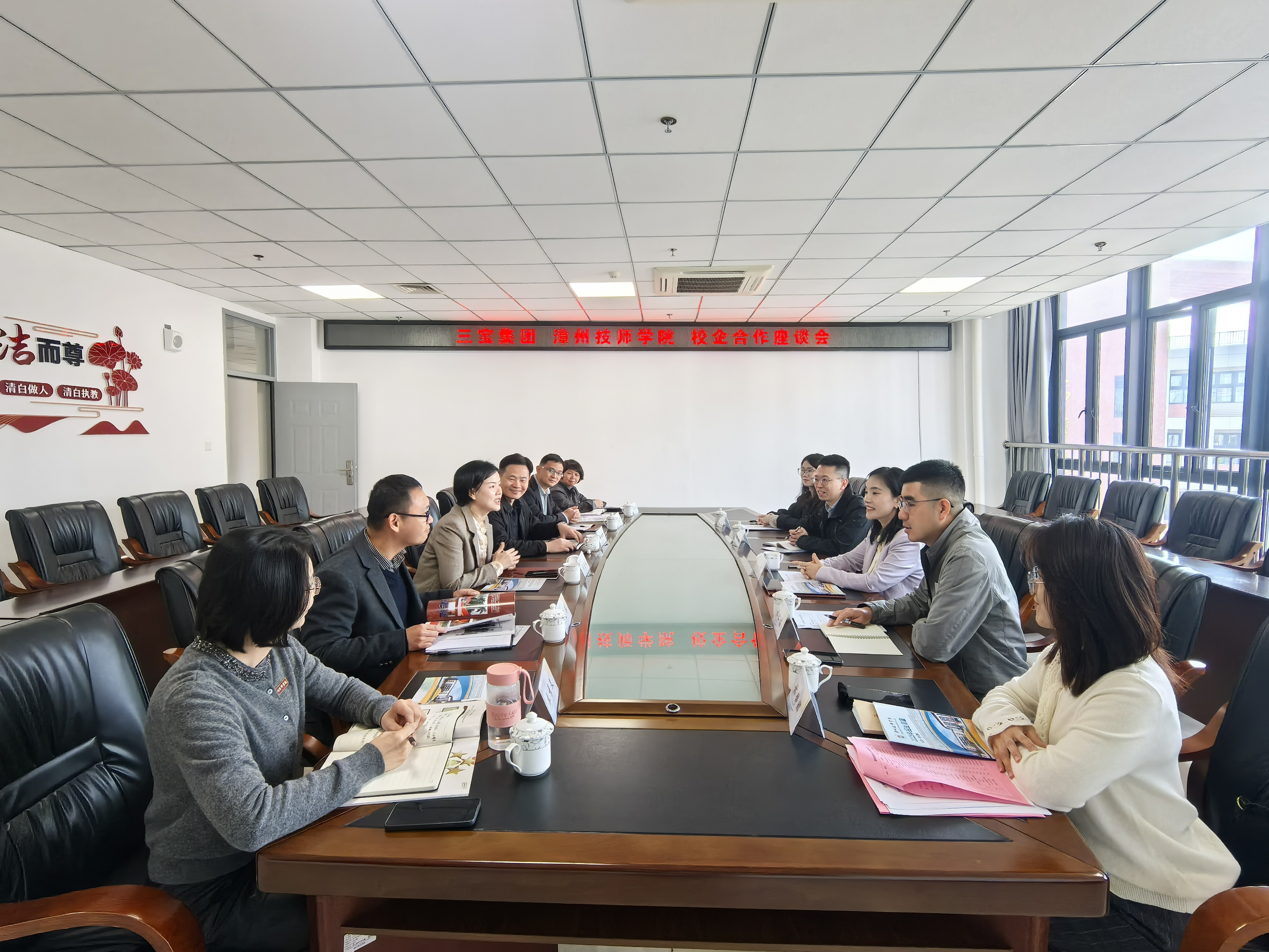 2.座谈会.jpeg