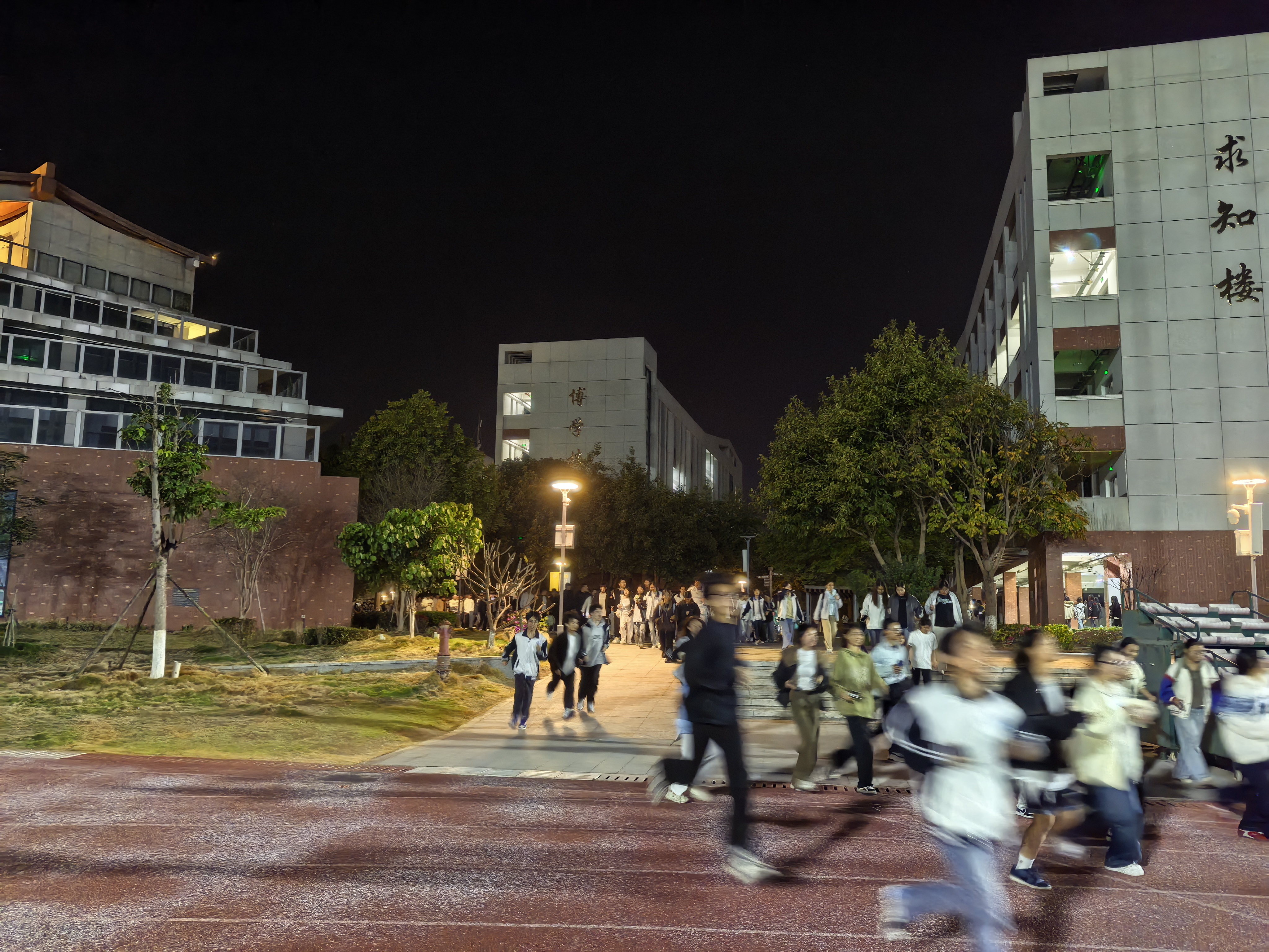 夜间应急疏散演练 (5).jpg