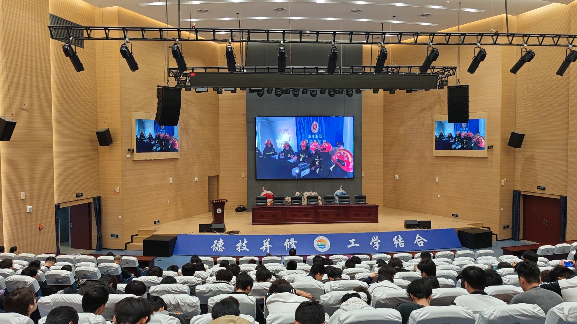 1776046665256235871.jpg 观摩演练现场 (1).jpg