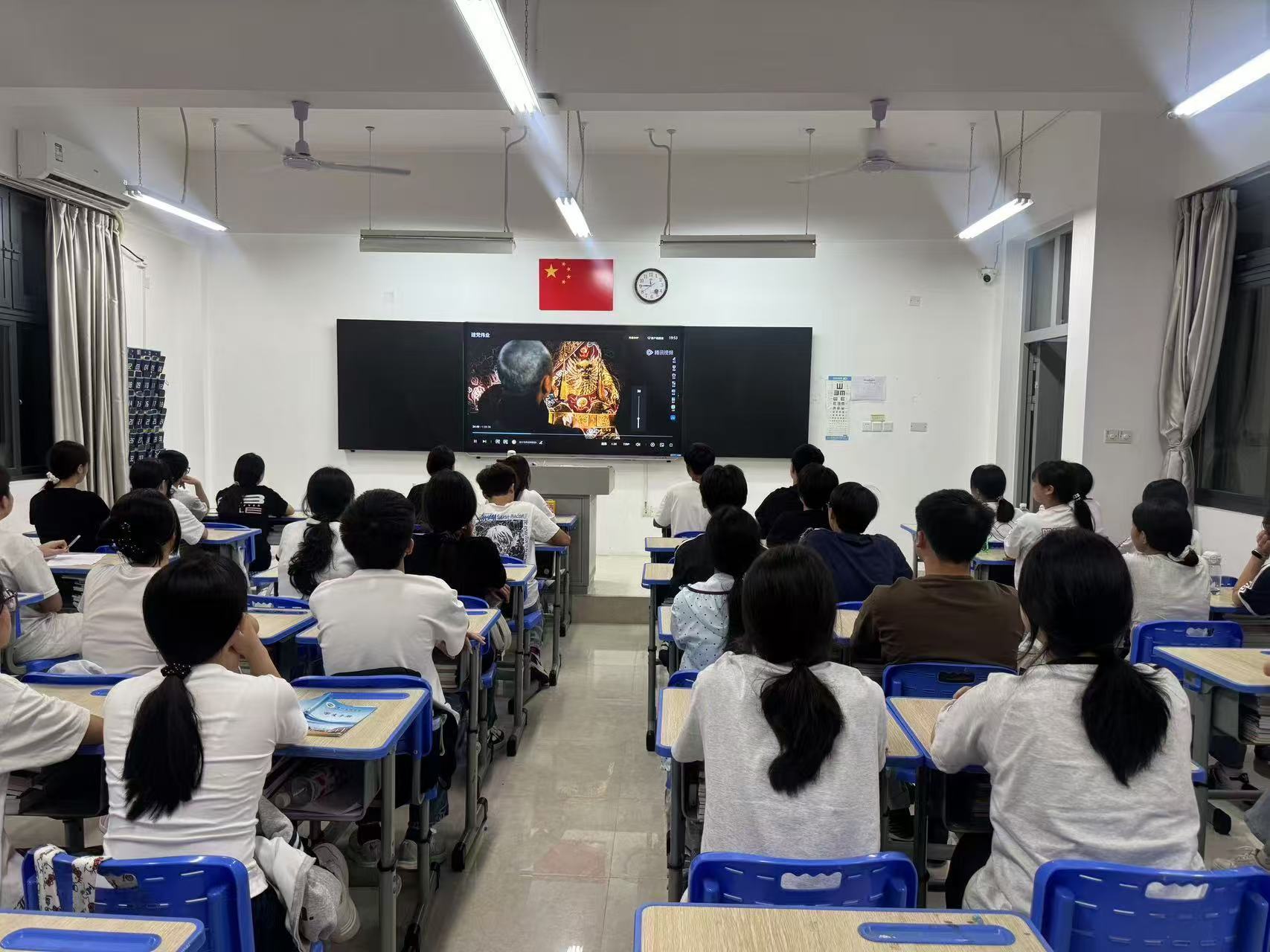 新生观看爱国影片 (2).jpg 新生观看爱国影片 (2).jpg
